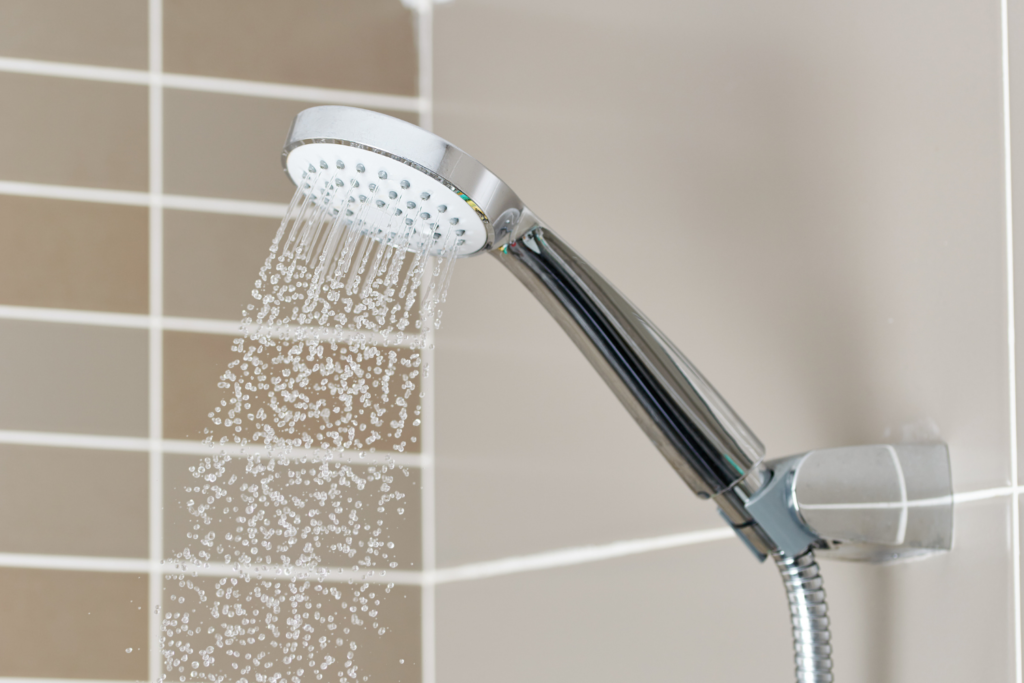 Por qué baja la presión del agua en casa
