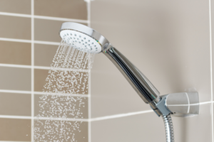 Por qué baja la presión del agua en casa